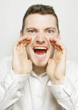 beyaz gömlek bağırarak işadamı