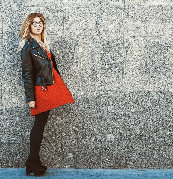 Mujer hipster en traje de verano casual con estilo — Foto de Stock