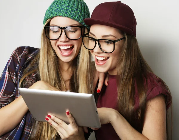 Dwóch znajomych dziewczyn hipster używać cyfrowy tablicowy — Zdjęcie stockowe