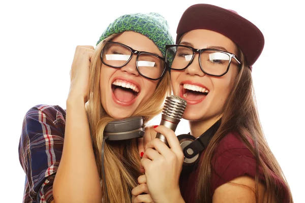 Duas meninas hipster de beleza com um microfone cantando e tendo f — Fotografia de Stock