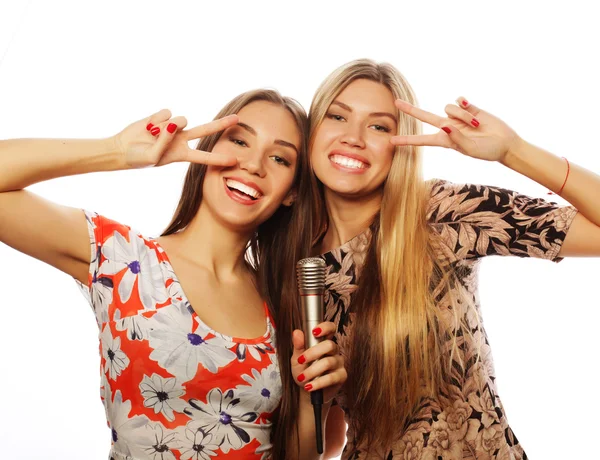 Две молодые девушки поют — стоковое фото