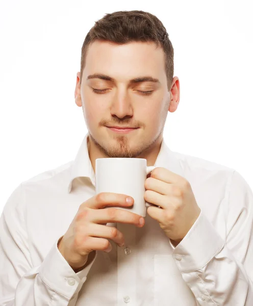 Άνδρας κρατώντας λευκό κύπελλο με καφέ — Φωτογραφία Αρχείου
