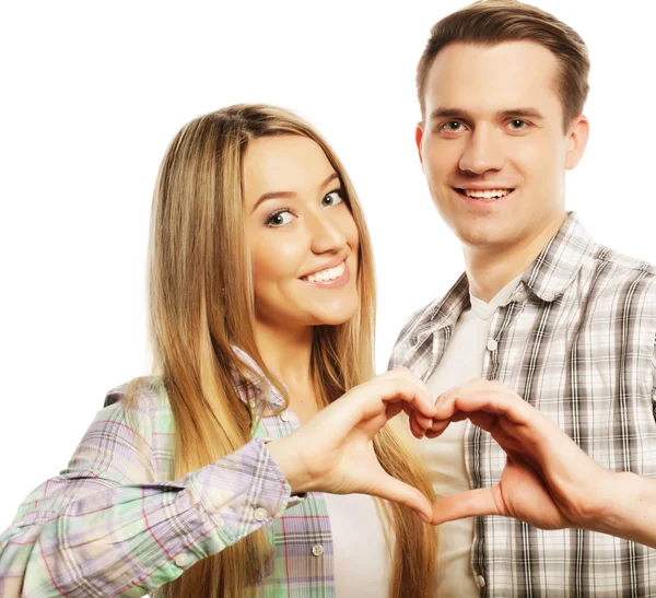 Счастливая пара показывает свое сердце пальцами — стоковое фото