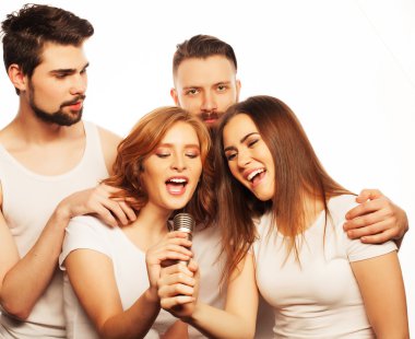 arkadaşlar Karaoke'de eğleniyor