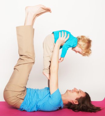 küçük oğlu kendi ayakları üzerinde tutan baba