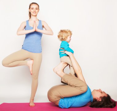 Anne, baba ve oğul yoga yaparken