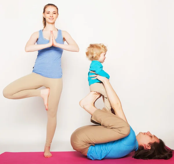 Mãe, pai e filho fazendo ioga — Fotografia de Stock