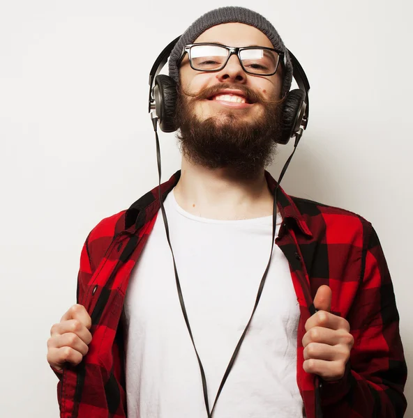 Jonge bebaarde man muziek beluisteren — Stockfoto