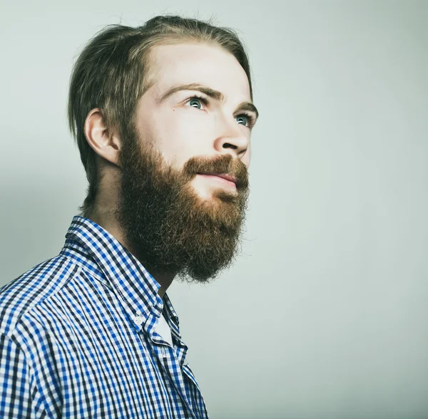 Стильный бородатый мужчина — стоковое фото