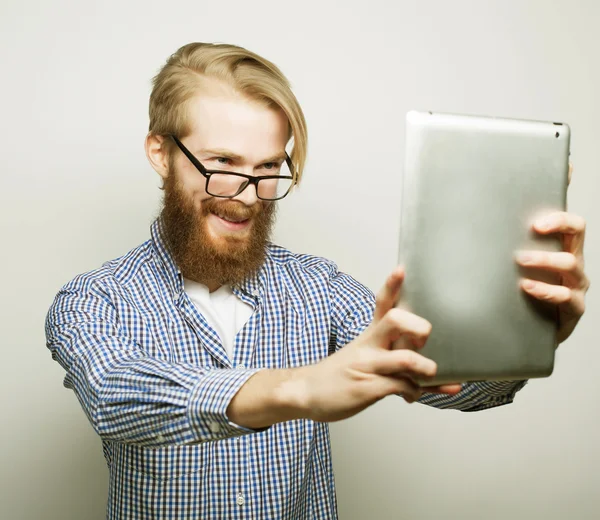 Junger bärtiger Mann mit Tablette — Stockfoto