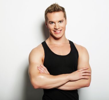 Siyah gömlekli yakışıklı adam.