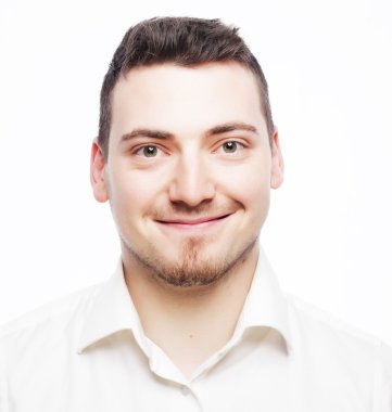 beyaz gömlek giymiş genç iş adamı