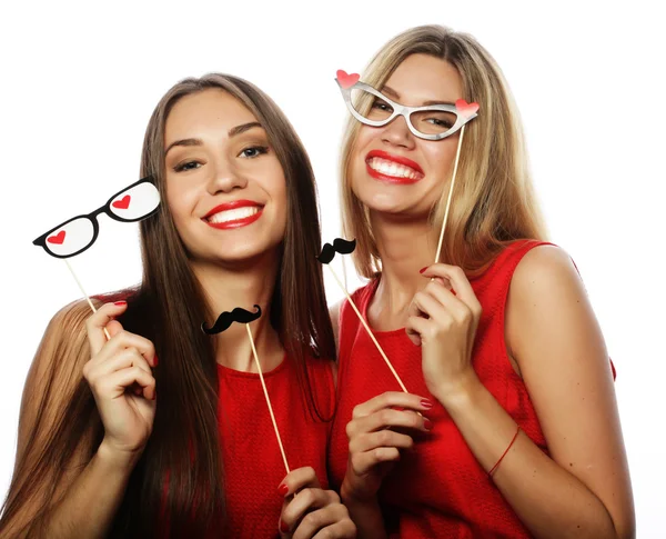 Meninas melhores amigos vestindo vestido vermelho pronto para a festa — Fotografia de Stock