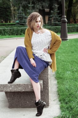 İki mutlu genç ve güzel kadınlar, moda çekim