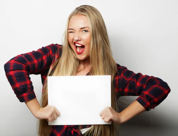 Sorrindo jovem mulher estilo casual mostrando tabuleta em branco — Fotografia de Stock