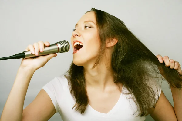 Fröhliches singendes Mädchen. — Stockfoto