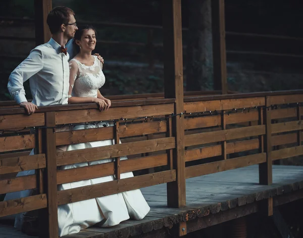 Una giovane sposa e lo sposo in piedi insieme all'aperto — Foto Stock