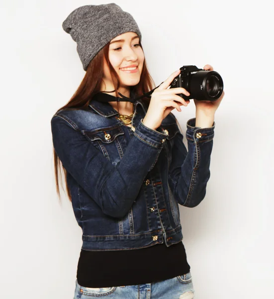 Piękna młoda kobieta z kamerą — Zdjęcie stockowe