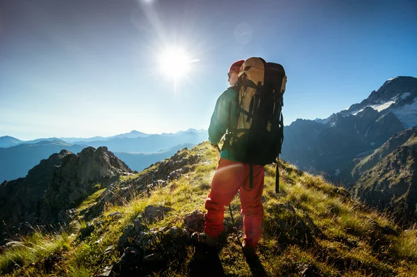 Man hiking in mountains — Stock Photo, Image