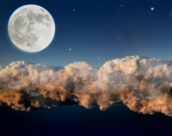 Wolken en volle maan — Stockfoto