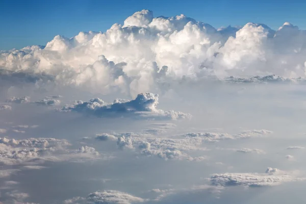 Nubes blancas esponjosas — Foto de Stock