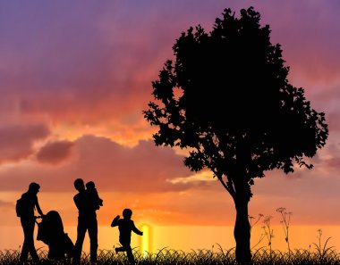 gün batımında aile ve ağaç siluetleri