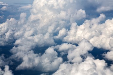 Beyaz bulutlu gökyüzü