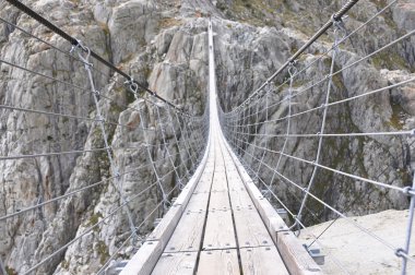 İsviçre Alpleri'nde Trift Köprüsü