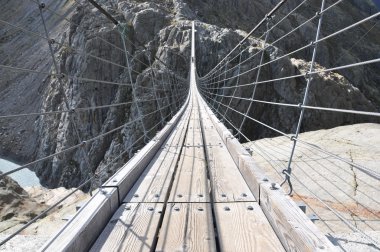 İsviçre Alpleri'nde Trift Köprüsü