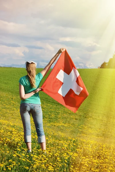 Menina segurando bandeira suíça . — Fotografia de Stock