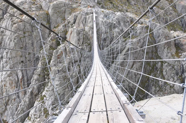 Trift Bridge i Alperna, Schweiz — Stockfoto