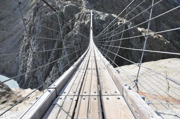 Trift Bridge in de Alpen, Zwitserland — Stockfoto