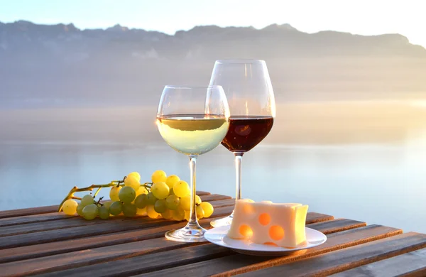 Wine, cheese and grapes — Stock Photo, Image