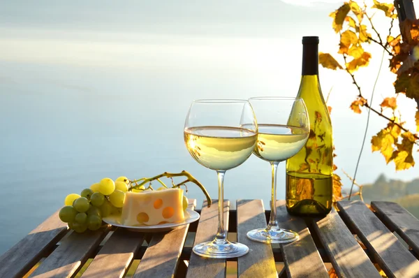 Wine, cheese and grapes — Stock Photo, Image