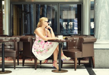 Kafeterya masada genç sarışın kız