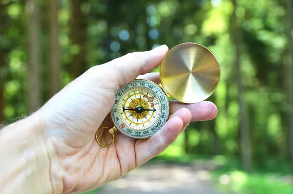 Kompass in der Hand eines männlichen Touristen — Stockfoto