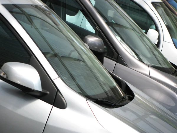 Fila de novos carros modernos — Fotografia de Stock