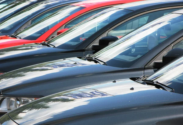 Fila de novos carros modernos — Fotografia de Stock