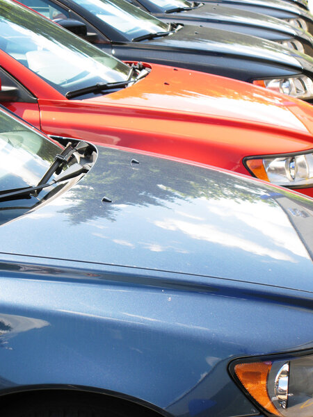 Ряд новых современных автомобилей
 