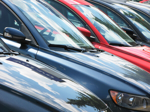 Ряд новых современных автомобилей
 