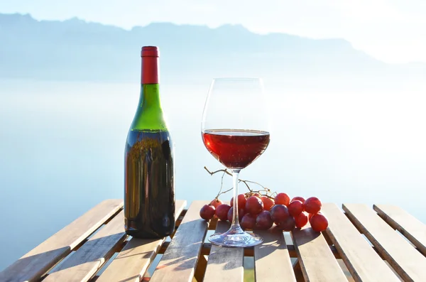 Vino contra viñedos en Lavaux — Foto de Stock