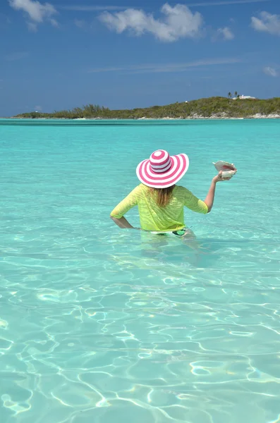 Mädchen mit Muschel im blauen Wasser — Stockfoto