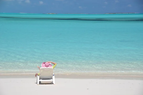 Chica en la playa de Exuma — Foto de Stock