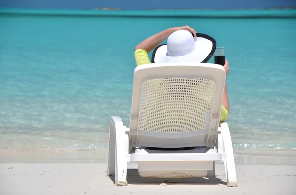 Ragazza con vino sulla spiaggia — Foto Stock