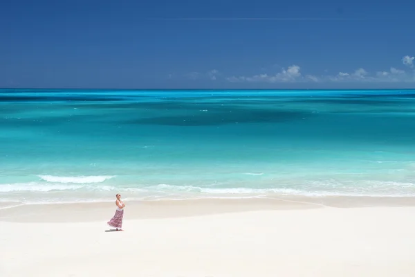 Flicka på den öde stranden — Stockfoto