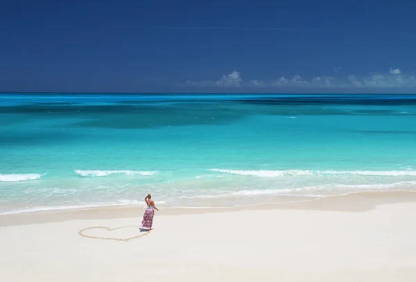 Girl on the desert beach — Stock Photo, Image