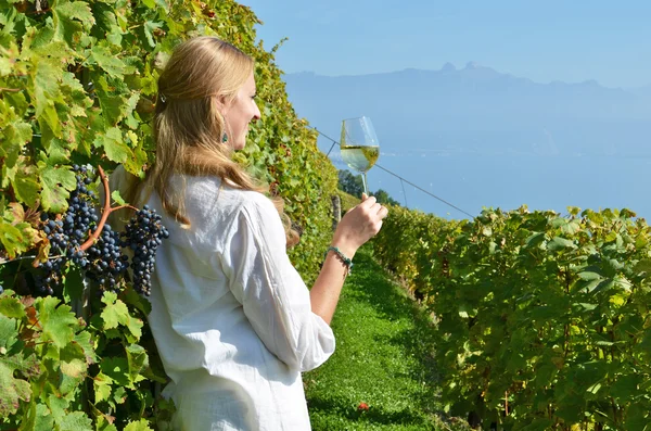 Girl tasting white wine among vineyards. — Stock Photo, Image