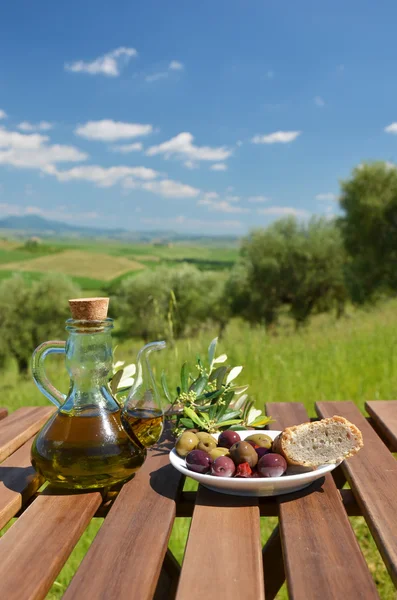 Olej a olivy na stole — Stock fotografie