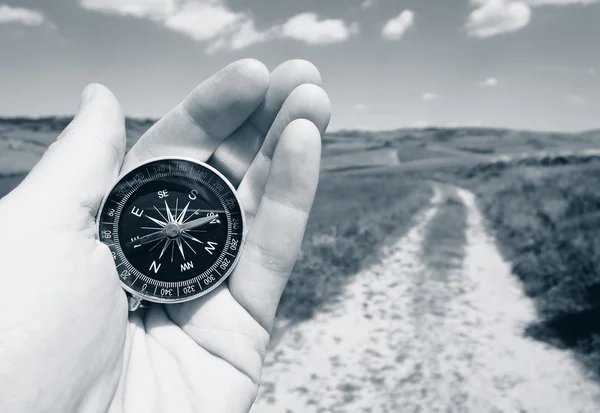 Kompas w ręce człowieka — Zdjęcie stockowe