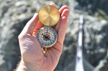 İnsan elinde pusula